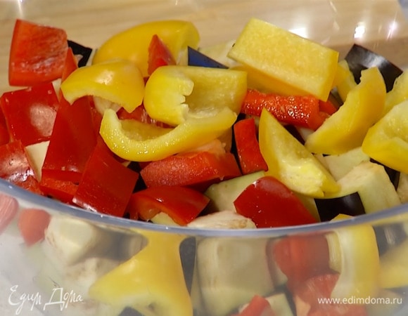 Сладкий перец, удалив плодоножку с семенами, нарезать небольшими кусочками.