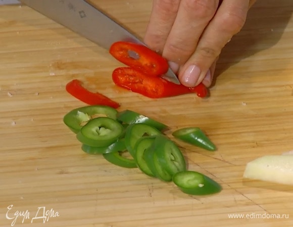 Перец чили, удалив семена, нарезать колечками.