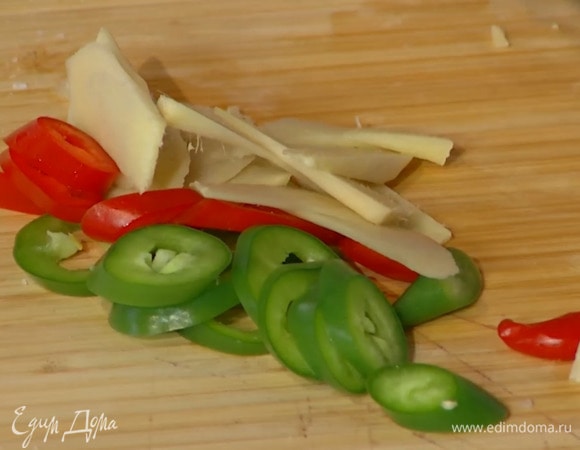 Имбирь почистить и нарезать тонкими ломтиками.