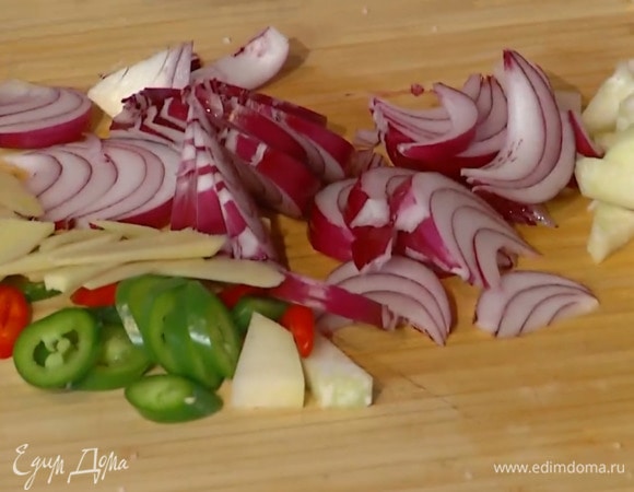 Красный лук почистить и нарезать дольками.