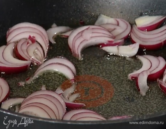 Разогреть в сотейнике оливковое масло, выложить лук и обжарить.
