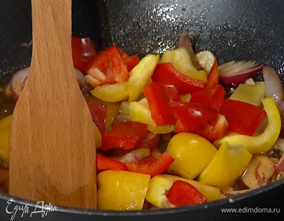 Выложить к луку с чесноком имбирь, всыпать паприку, корицу, тмин, молотый чили и черный перец, все перемешать, затем добавить нарезанный сладкий перец и кольраби.