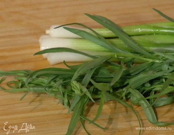 Зеленый лук и тархун тонко нарезать наискосок.
