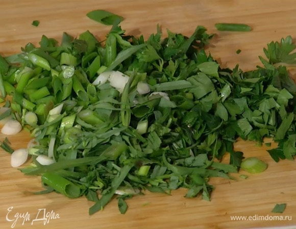 Петрушку мелко порубить.