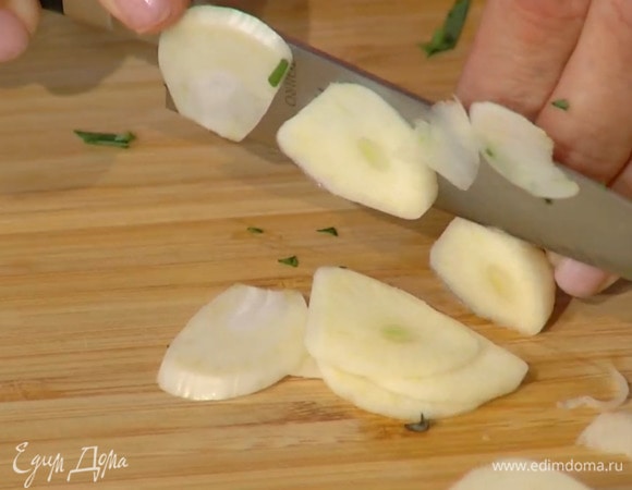 Чеснок почистить и нарезать тонкими пластинками.