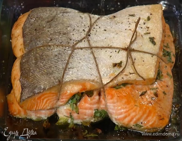 Рыбу посолить, поперчить, сбрызнуть оставшимся оливковым маслом и запекать в разогретой духовке 30 минут.