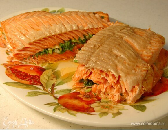 Готовую рыбу, сняв кожу, порционно порезать и украсить листьями базилика.