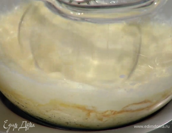 В чаше комбайна соединить сахар, предварительно размягченное сливочное масло, ванильный экстракт, соль и, добавляя по одному яйца, взбить все с помощью насадки-венчика, затем, продолжая взбивать, влить молоко.