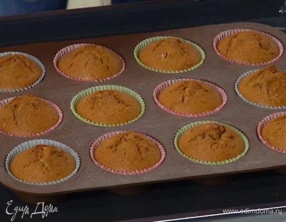 Выпекать кексы в разогретой духовке 15–18 минут.