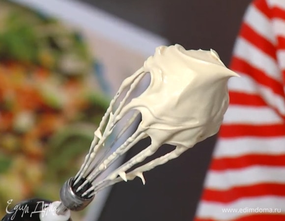 Приготовить крем: в чаше блендера соединить сливочный сыр, сливки, добавить оставшийся кофе, сахарную пудру и взбить насадкой-венчиком на невысокой скорости, так чтобы не осталось комочков.