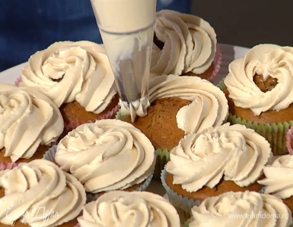 Готовые капкейки остудить и украсить кремом.
