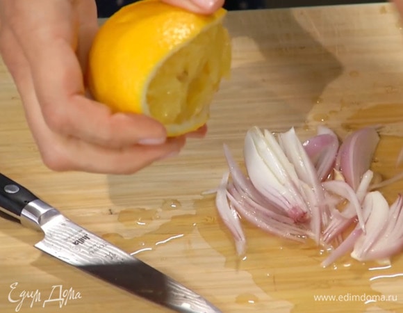 Шалот почистить, нарезать тонкой соломкой и полить выжатым из половинки апельсина соком.