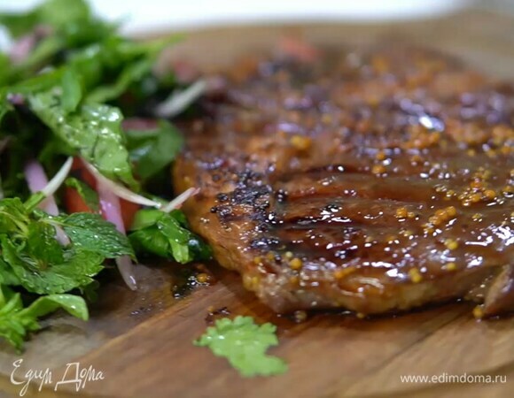 В глубокую миску порвать руками листья тархуна, мяты, базилика и петрушки, сверху выложить лук, полить соком из оставшейся половинки апельсина, сбрызнуть оливковым маслом, поперчить, посолить, добавить нарезанный помидор и все перемешать, затем выложить на доску к стейку.