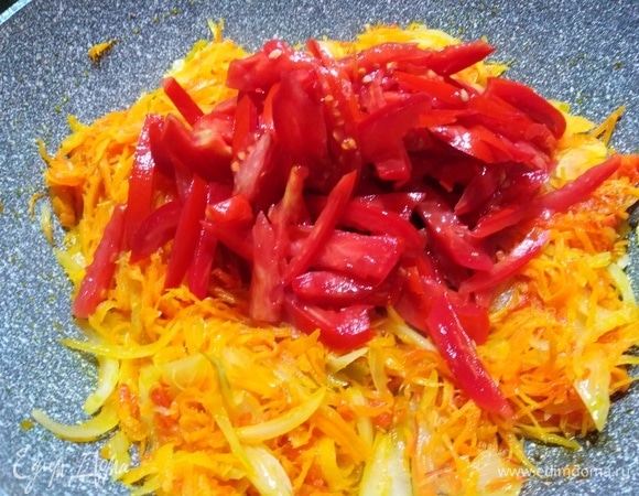 Морковь, перец и лук обжарьте на масле или смальце. Затем добавьте помидоры и снова обжарьте.