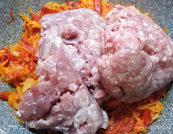 После этого — фарш. Жарьте до изменения цвета и выделения сока.