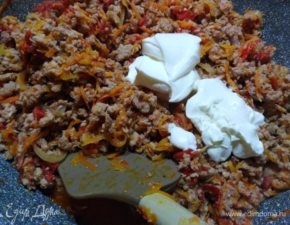 Посолите, посыпьте перцем и добавьте сметану. Жарьте 5 минут.