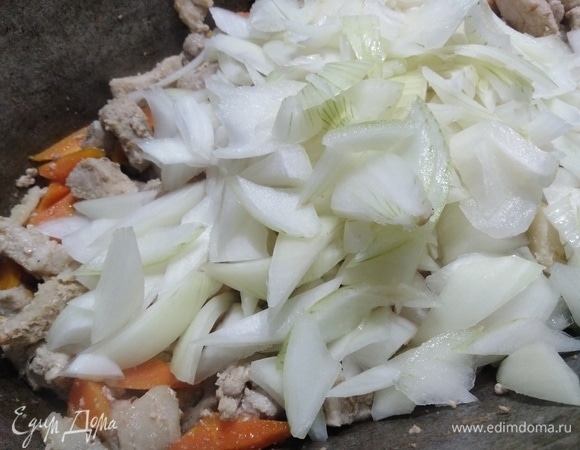 Всыпать репчатый лук. Жарить 5–7 минут.