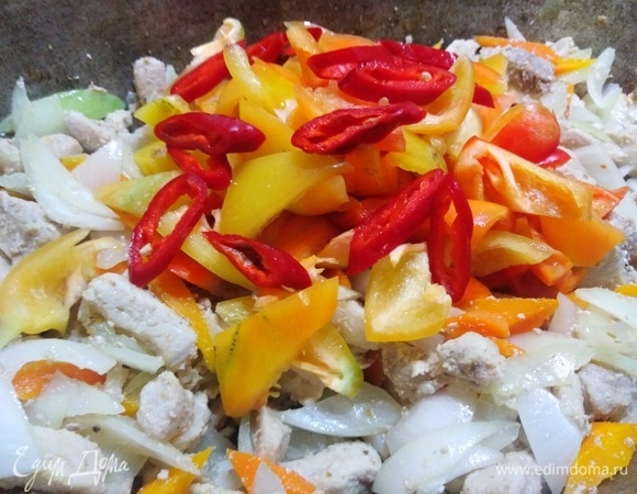 Добавить болгарский и острый перец. Жарить 10 минут.
