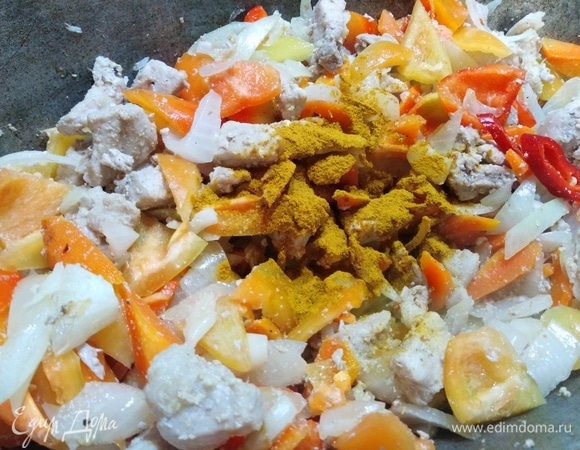 Всыпать карри, влить соевый соус. Готовить 5 минут.