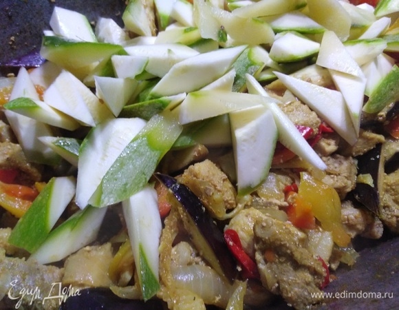 Добавить кабачки. Готовить 5 минут.