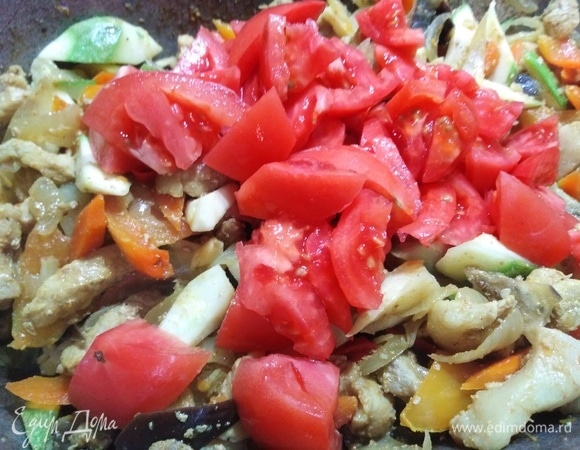 Затем — помидоры. Готовить 10 минут.