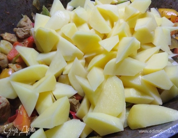 Всыпать картофель. Накрыть крышкой. Готовить 25–30 минут.