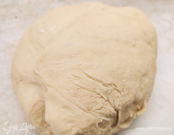 В теплом молоке растворите сахар с дрожжами. Добавьте яйцо, соль и муку. Постепенно введите в смесь мягкое сливочное масло. Замесите тесто и оставьте его подниматься на 1,5 часа.