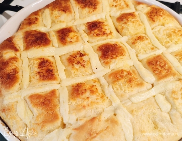 Выпекайте 20 минут при температуре 200°C. Готовой лепешке дайте немного остыть и можно приступать к дегустации.