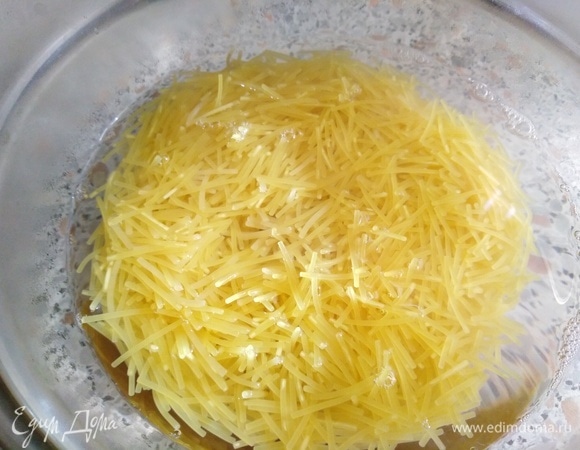 Вермишель залить крутым кипятком, накрыть, оставить на 10 минут.