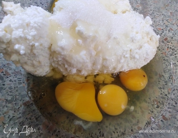 К творогу добавить сахар, вбить яйца. Пробить блендером до однородности.