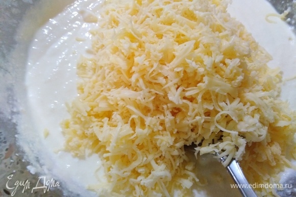 Соединить с натертым на мелкой терке сыром.