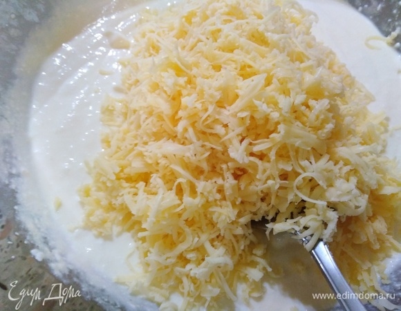 Соединить с натертым на мелкой терке сыром.