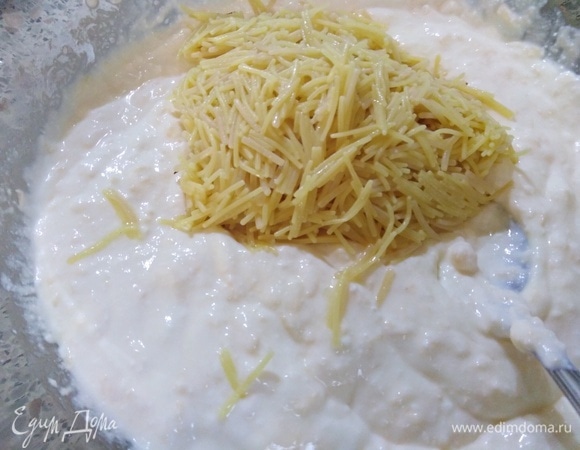С вермишели слить лишнюю жидкость, добавить в творожно-сырную массу. Перемешать.