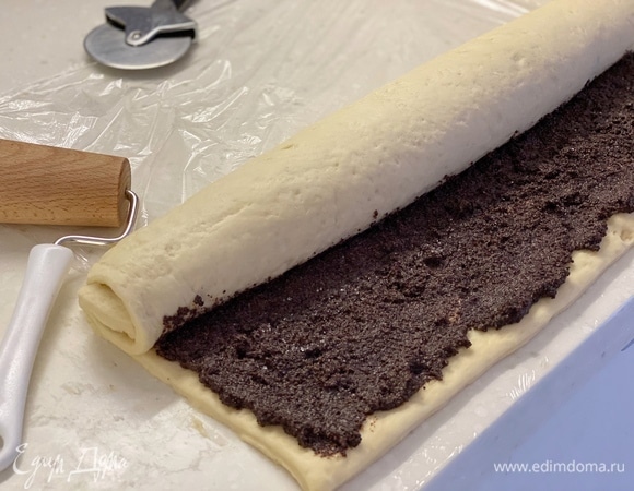 Готовое тесто раскатать в пласт толщиной 1,5 см. Распределить маковую начинку. Свернуть в рулет.