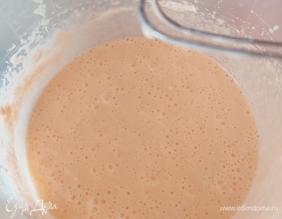 Взбить сливочный сыр с сахаром и ванилином. Добавить яйца и еще раз все хорошо взбить.