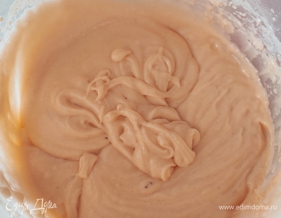 Влить молоко и растительное масло. Перемешать. Всыпать муку, разрыхлитель и соль, снова перемешать до однородности.