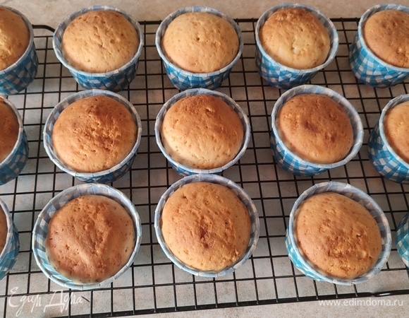 Разложить тесто по формочкам (у меня получилось по 1,5 столовых ложки). Выпекать 25 минут при температуре 180°C. Готовые маффины остудить на решетке.