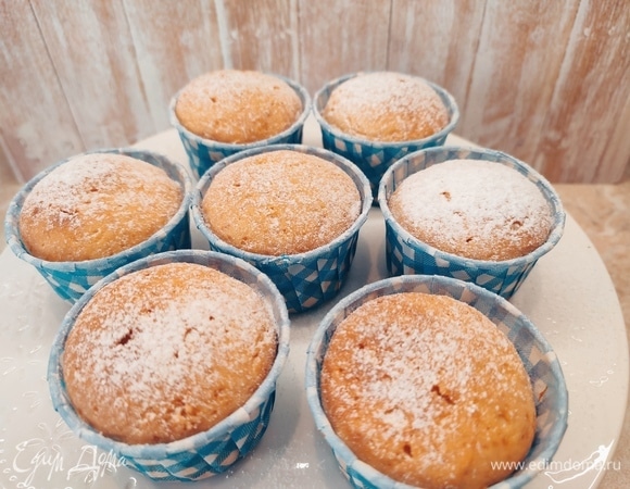 Остывшие маффины можно посыпать сахарной пудрой или полить шоколадной глазурью.