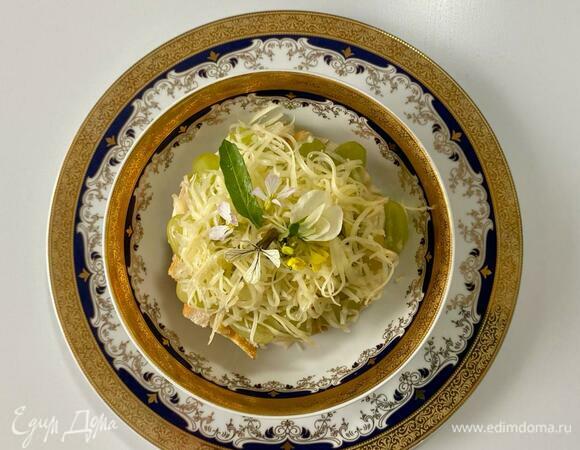 Для начала сделаем соус: в майонез выдавим чеснок и добавим 5–6 ложек растительного масла, чуть посолим. На 6 порций салата — 300–350 г соуса.