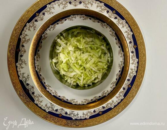 Сервируем салат для подачи, как нравится: креманки, блюдо и т. д. Первый слой: можно положить лист пекинской капусты и немного нарезанной, а можно без листа, просто слой нарезанной капусты.