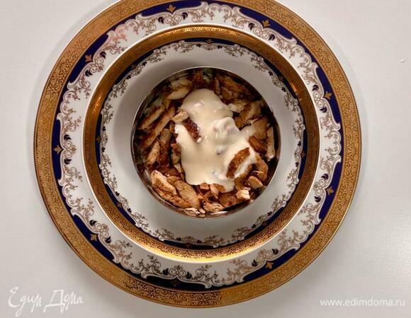 Потом курочка и соус.