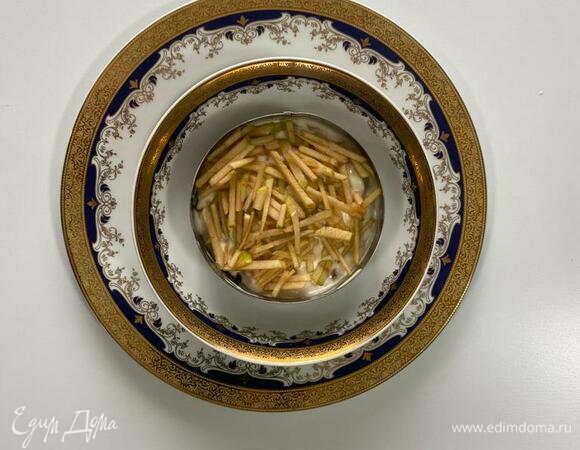 Далее яблоко.