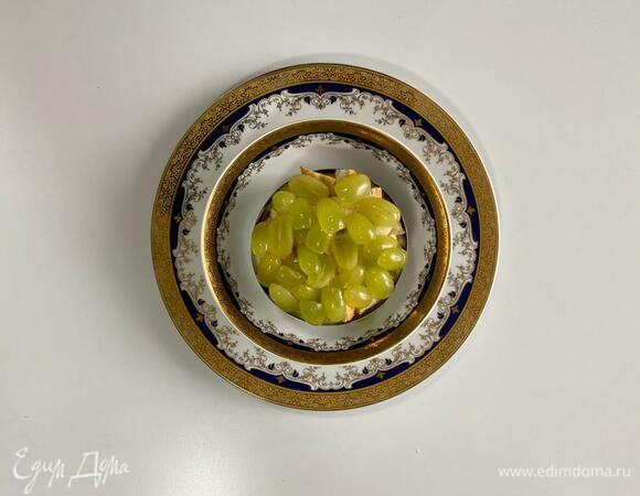 Оставшийся соус и виноград. Если есть время до подачи, салату полезно постоять 2 часа в холодильнике.