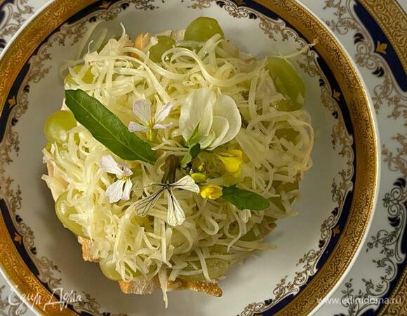 Перед подачей сверху все посыпаем тертым сыром.
