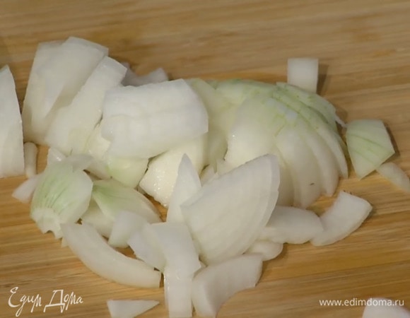 Лук почистить и нарезать не очень мелко.
