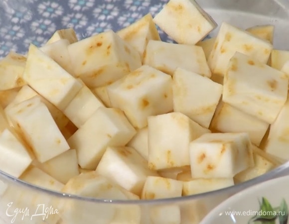 Корень сельдерея почистить и нарезать кубиками.