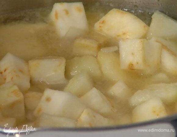 Груши очистить от кожуры, удалить сердцевину, мякоть нарезать небольшими кусочками и добавить к овощам, перемешать, залить горячим бульоном, так чтобы все было покрыто, и варить до готовности.