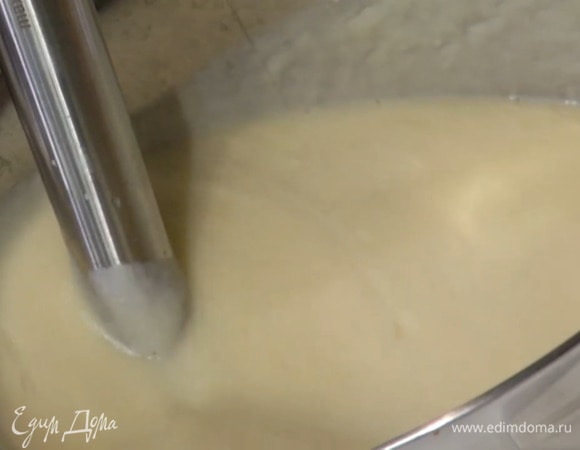 Готовый суп взбить погружным блендером, если получается слишком густо, разбавить горячим бульоном.