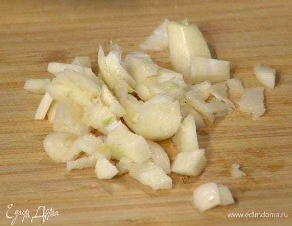 Чеснок почистить и порезать не слишком мелко.