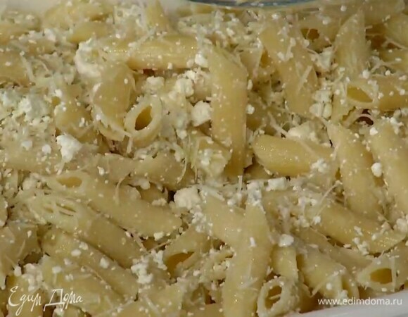 Пармезан натереть на мелкой терке и перемешать с творогом, затем добавить готовые пенне и еще раз перемешать.